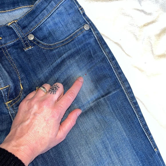 Rock & Republic Jeans. Size 8. Mid rise jeans. Stretchy. Good Used Condition! - Picture 4 of 8